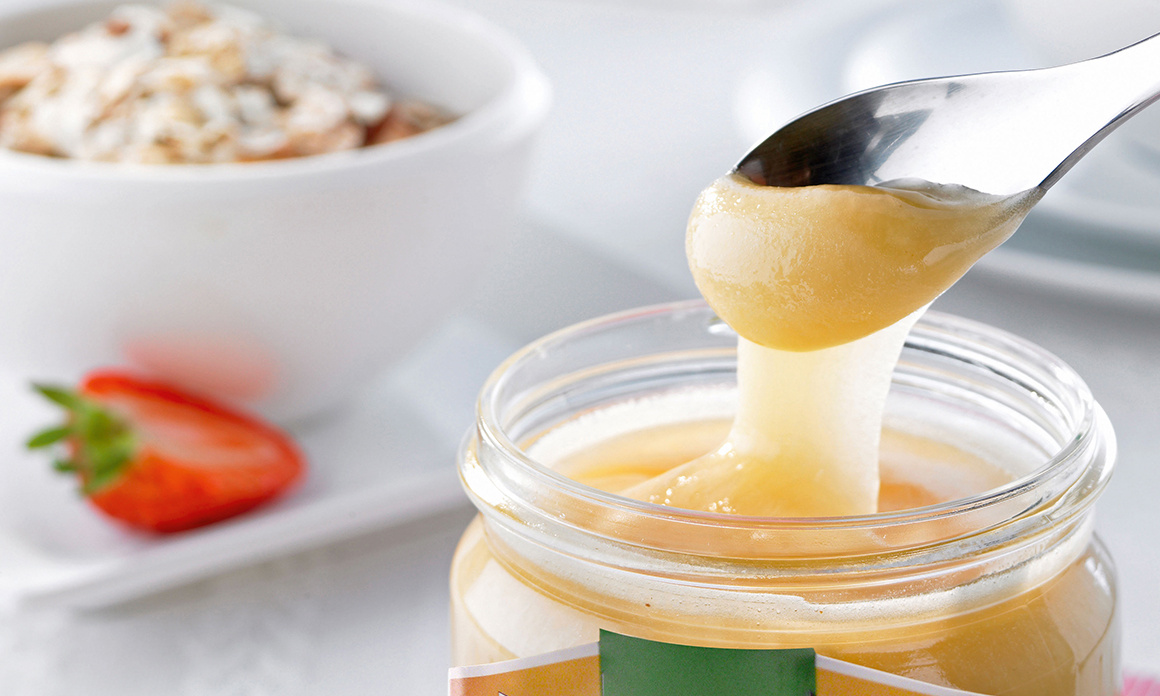Ob im Müsli, auf dem Brot oder in der Bratensauce: Honig ist in der Küche vielseitig einsetzbar.