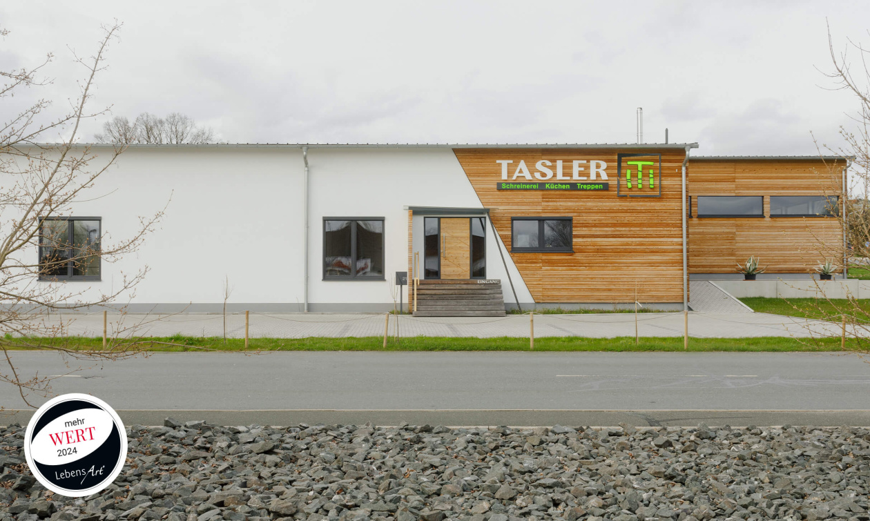 Das Firmengebäude der Schreinerei Tasler in der Industriestraße in Mainleus.