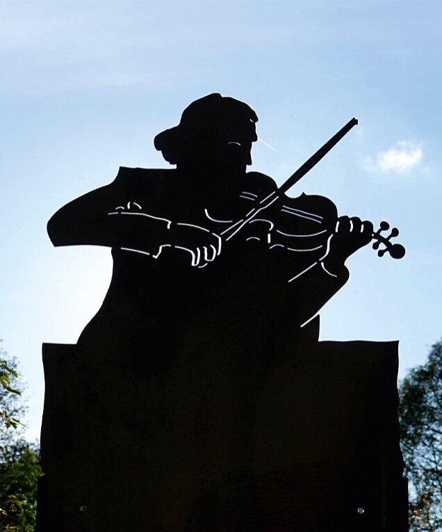 Heute erinnert ein Denkmal an den Geigenvirtuosen Henri Marteau.