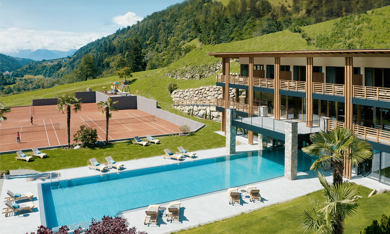 Genießen Sie entspannte und aktive Urlaubsmomente z. B. beim Sonnenbaden am Pool oder bei einer Runde Tennis.