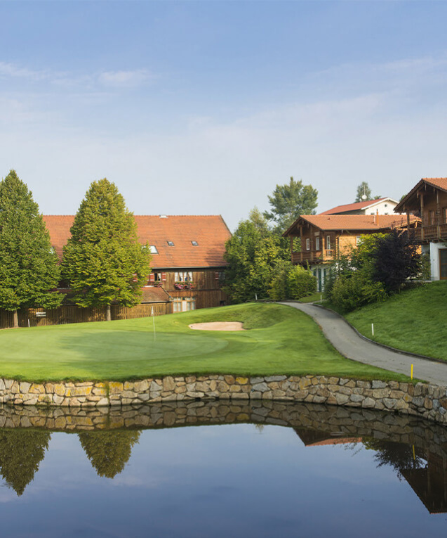 Der Gutshof Uttlau ist direkt am Golfplatz gelegen.