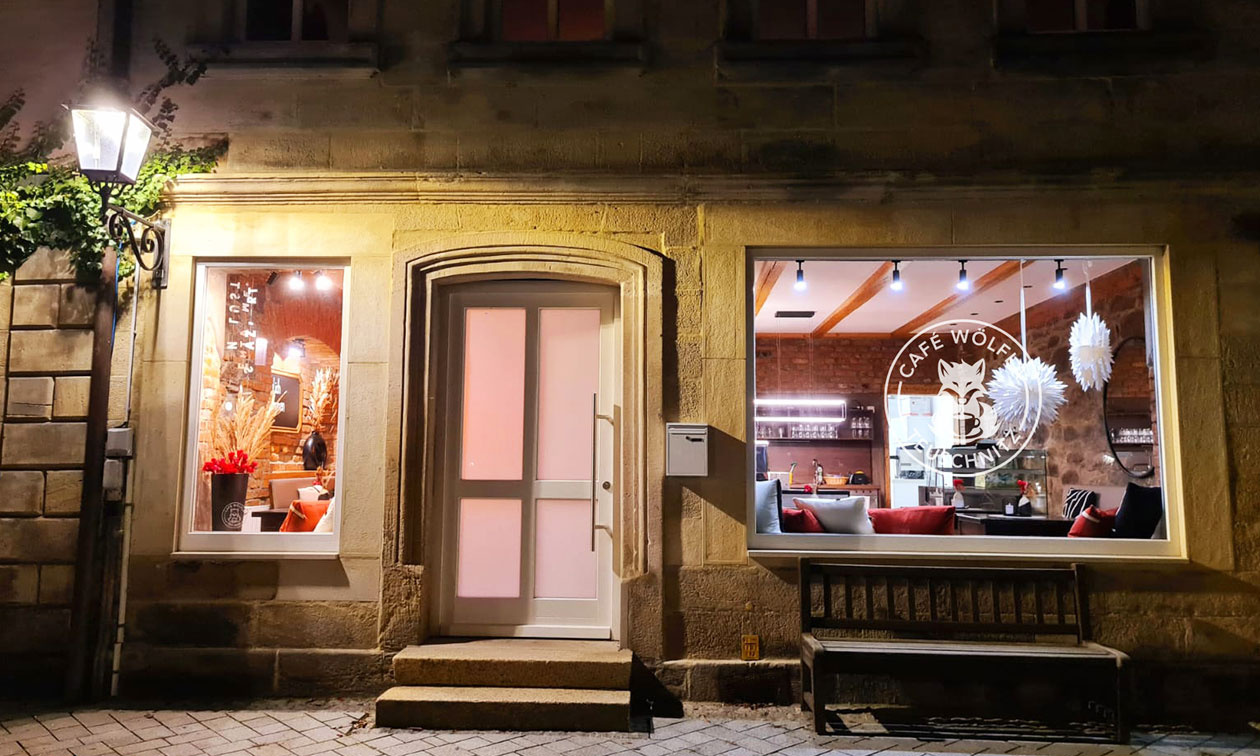 Außenansicht Café Wölfla in der Hauptstraße in Teuschnitz
