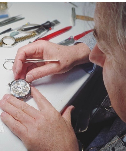 Uhrmachermeister Holger Wecker bei filigraner Handarbeit