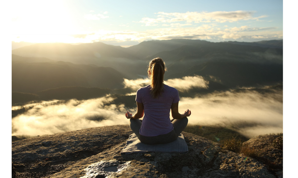 Eine traumhafte Wanderung mit anschließender Yogapraxis liegt vor Dir: entdecke den Sunset Yoga Flow am wundervollen Epprechtstein in Kirchenlamitz!