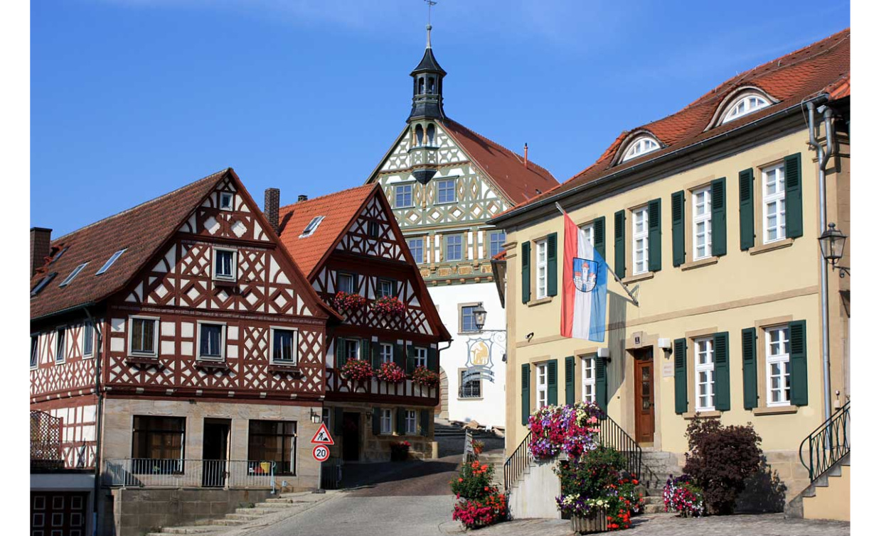 Der Grüne Markt in Burgkunstadt lockt auf den historischen Marktplatz! Hier auf dem Bild zu sehen ist das Rathaus.