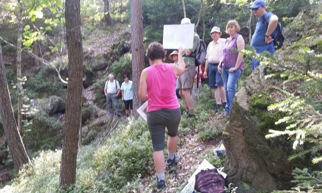 Bild der Entdeckungstour zu den ehemaligen Tonstollen im Hutschdorfer Wald. Nun kannst auch Du dabei sein!