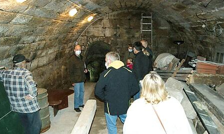 Führung durch die unterirdischen Keller unter Burgkunstadt. In diesen Gängen hingen einstmals Gauner am Haken.