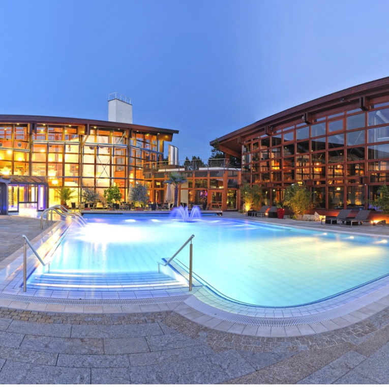 Die Obermain Therme Bad Staffelstein in der Dämmerung: eine harmonisch-entspannende Atmosphäre im Solebademeer.