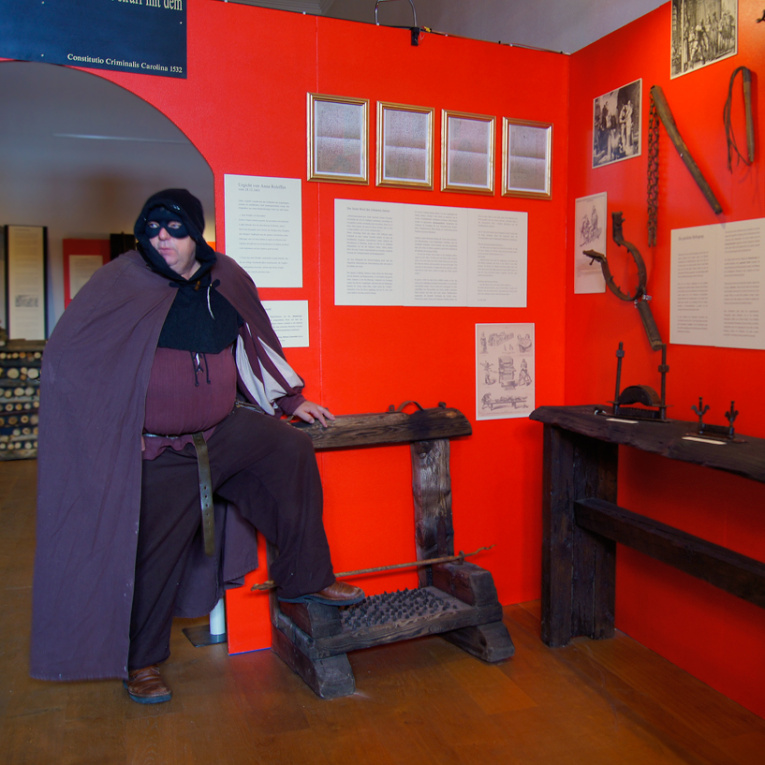 Der "Henker" Hermann Müller bei der Sonderausstellung des Schafrichtermuseums Pottenstein auf der Plassenburg in Kulmbach.