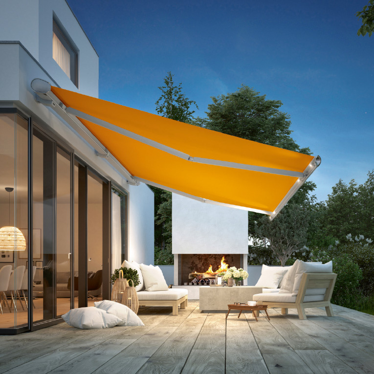 LED-Spots im Ausfallprofil: Mehr als ein schmückendes Highlight. Formschön, flexibel und energieeffizient leuchtet die markilux 6000 Ihren Lieblingsplatz nach Belieben mit warmweißem oder farbigem Licht aus.