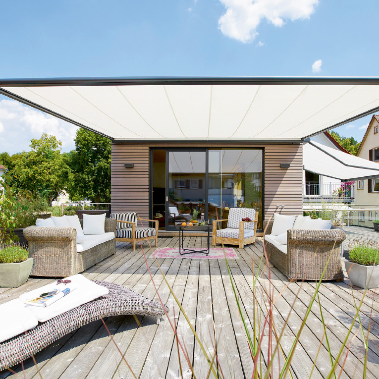 Auch schlicht kann schön sein: weiße Markisen für einen stilvollen Sonnenschutz auf Ihrer Terrasse. .