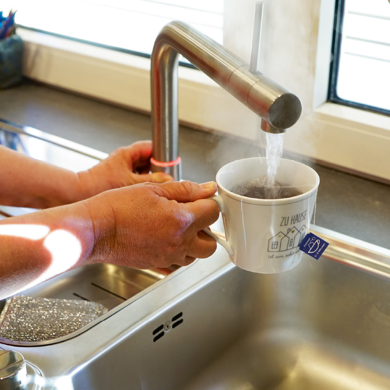 Heißes Wasser auf Knopfdruck: Moderne Küchenhelfer wie der Quooker Wasserhahn machen das Leben leichter und die Teepause noch entspannter. Hier ersetzt der Quooker den alten 5-Liter-Untertisch-Boiler.