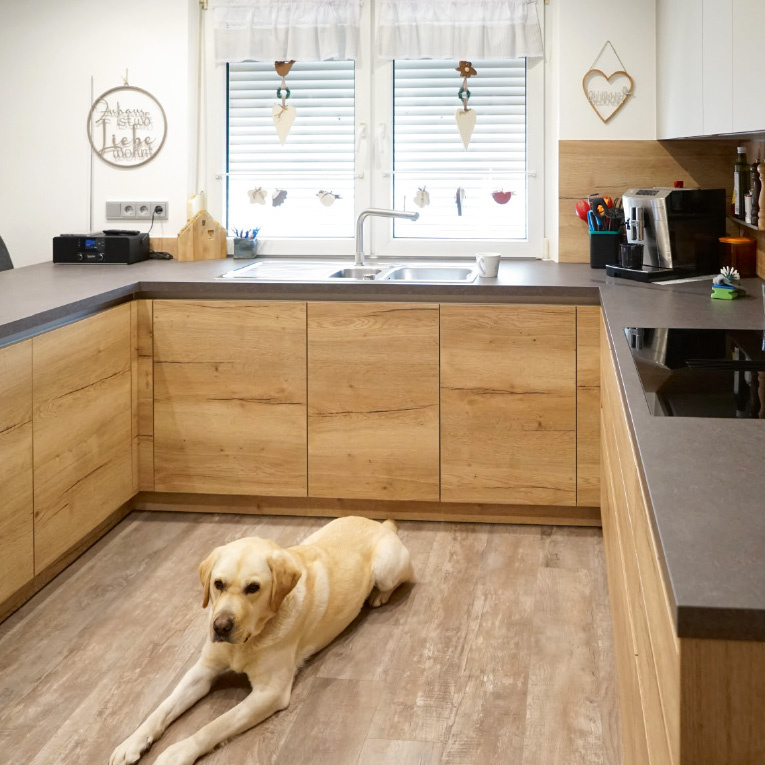 Hundeglück inklusive: Der robuste Vinylboden hält auch Labrador-Pfoten stand und sieht dabei richtig gut aus.
