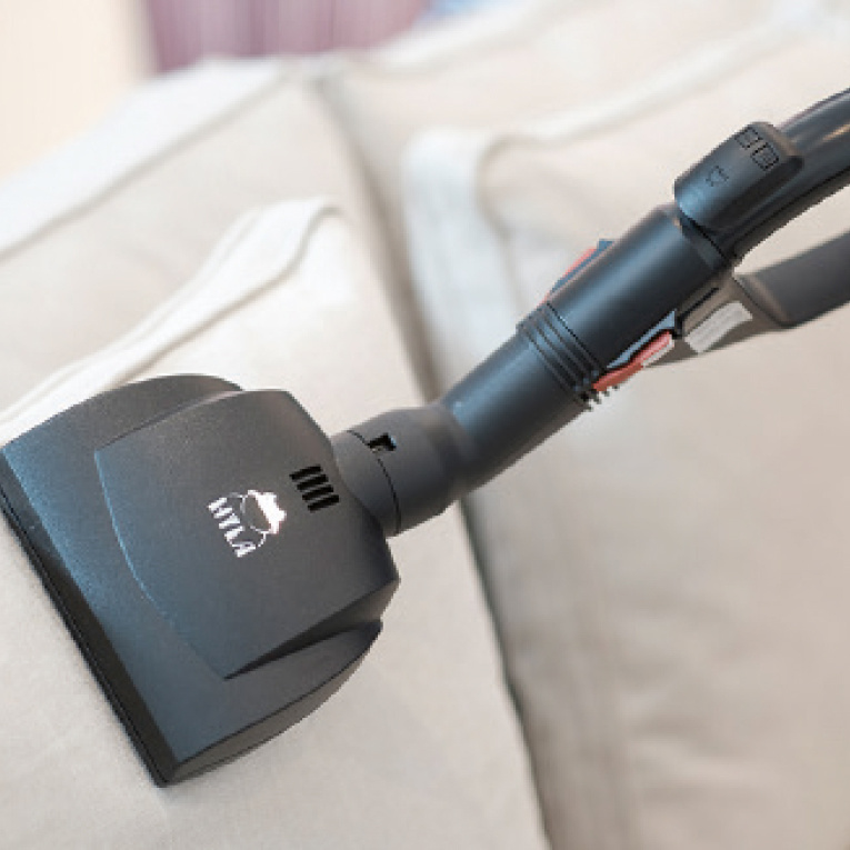 Die Hand Elektrobürste eignet sich ideal zur Polster- sowie Matratzenreinigung. Durch das einfache Handling ermöglicht die Hand Elektrobürste das Reinigen von schwer zugänglichen Flächen.