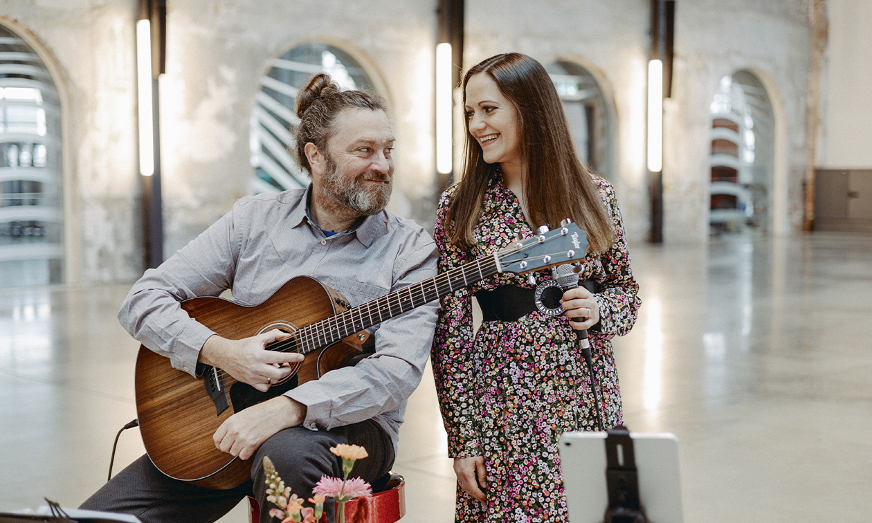 Riff & Voice: Elisabeth (Elli) am Mikrofon und Bernd (Waldi) Walter mit Gitarre als melodische Begleitung - die Harmonie steht den beiden nur so ins Gesicht geschrieben.
