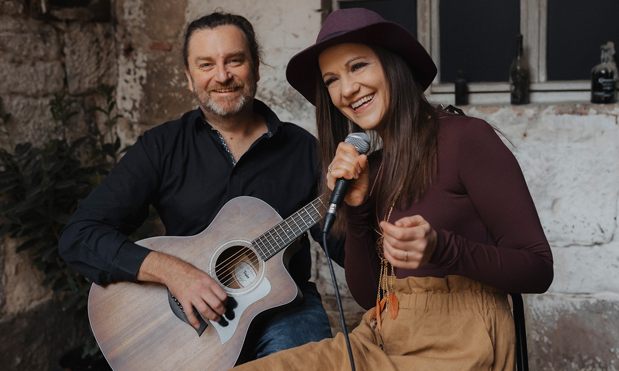 Riff & Voice acoustic: Elisabeth (Elli) und Bernd (Waldi) Walter finden besondere Töne für eine unvergessliche Zeremonie: Trauung, Taufe, Bestattung oder einfach nur als Gartenkonzert.
