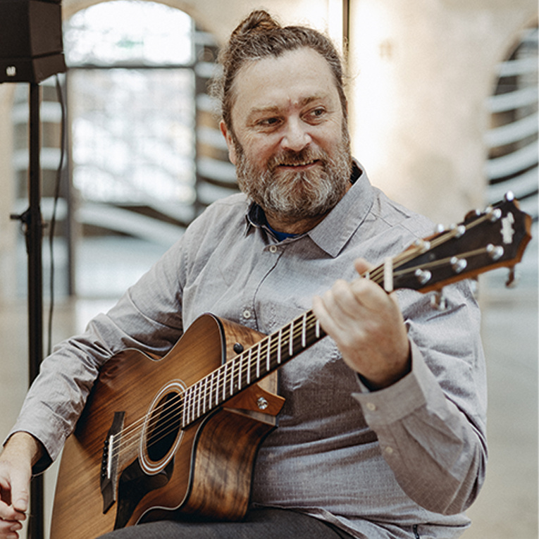 Das Bild zeigt Bernd (Waldi) Walter an seiner Gitarre - die melodische Begleitung mit 100-prozentigem Gemütlichkeits-Faktor.