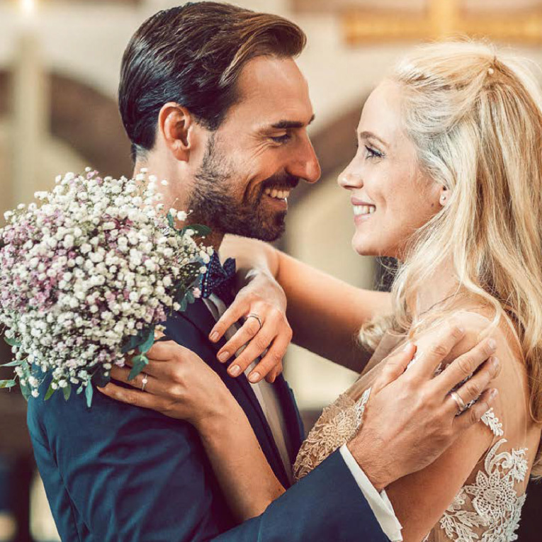 Abgestimmte Ringe für Ihre perfekte Hochzeit – Haselnussgold, edel und schlicht.