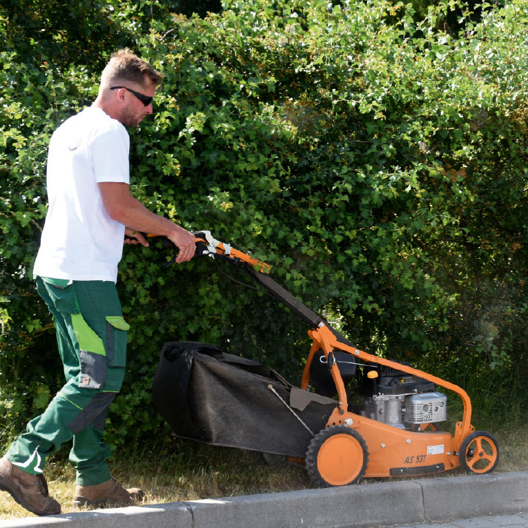 Die Arbeitsgeräte vom Maschinenring Neustadt & Weiden ermöglichen eine schnelle und gute Pflege.