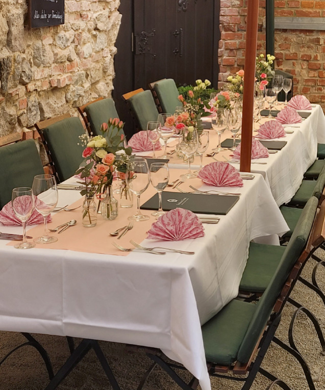 Im Gasthaus findet man liebevolle angerichtete Tische vor – hier lässt es sich aushalten und das Essen schmeckt gleich noch viel besser.