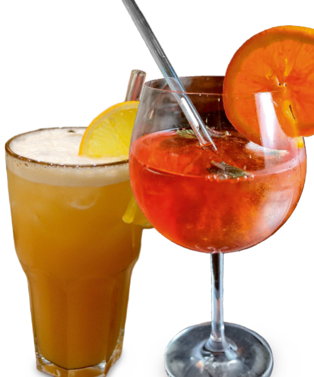 Entspannt anstoßen: Gönn dir einen Cocktail im Café Wölfla. Natürlich gibt's auch tolle alkoholfreie Kreationen.