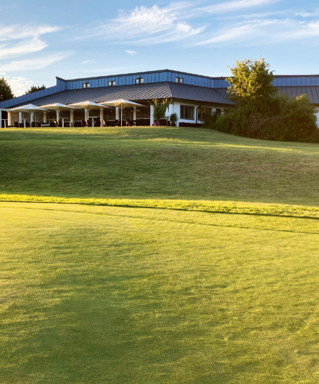 Die großzügige Sonnenterrasse wartet nach Loch 9 und 18 auf Golfer und Nicht-Golfer.