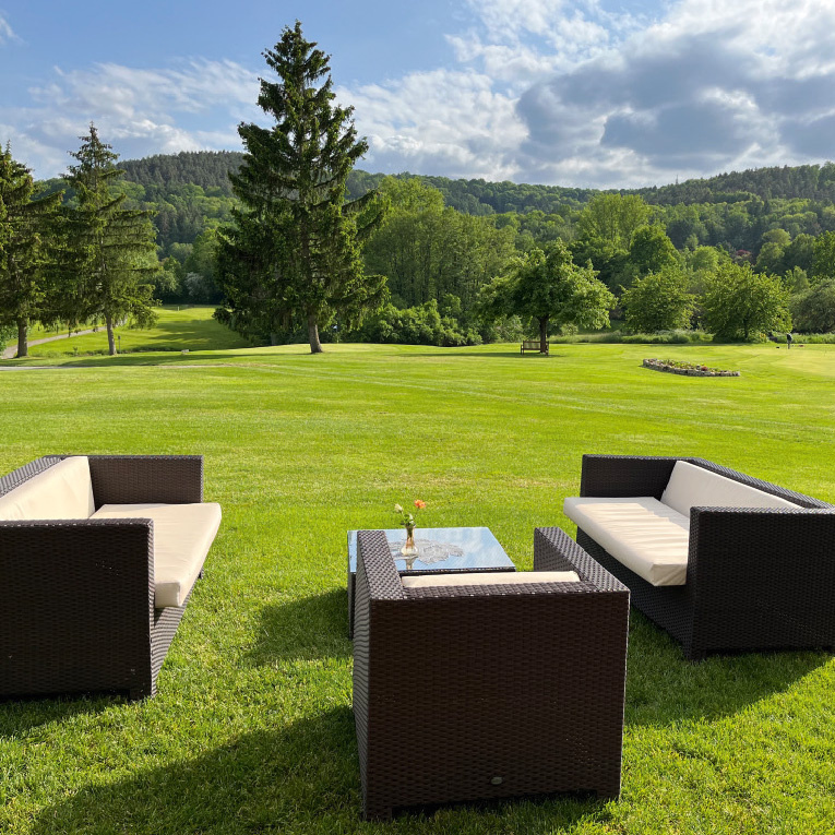 Après-Golf mit Blick auf Loch 9 und 18