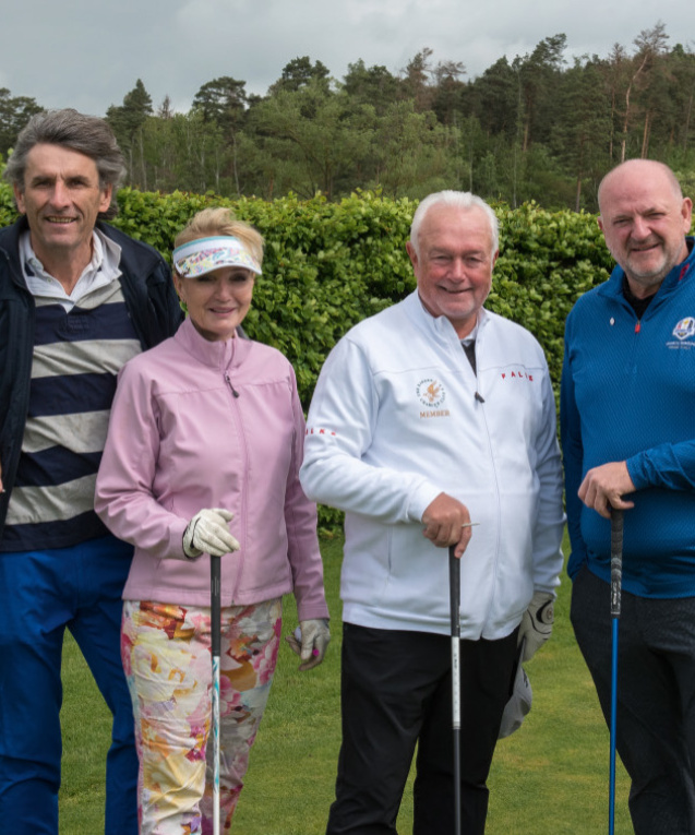 Bei der Trophy 2024 im GC Weimarer Land: V.l.n.r. Frank Orschler, Königsee Implantate, Annette Marberth-Kubicki, Wolfgang Kubicki, MdB, Olaf Theuerkauf