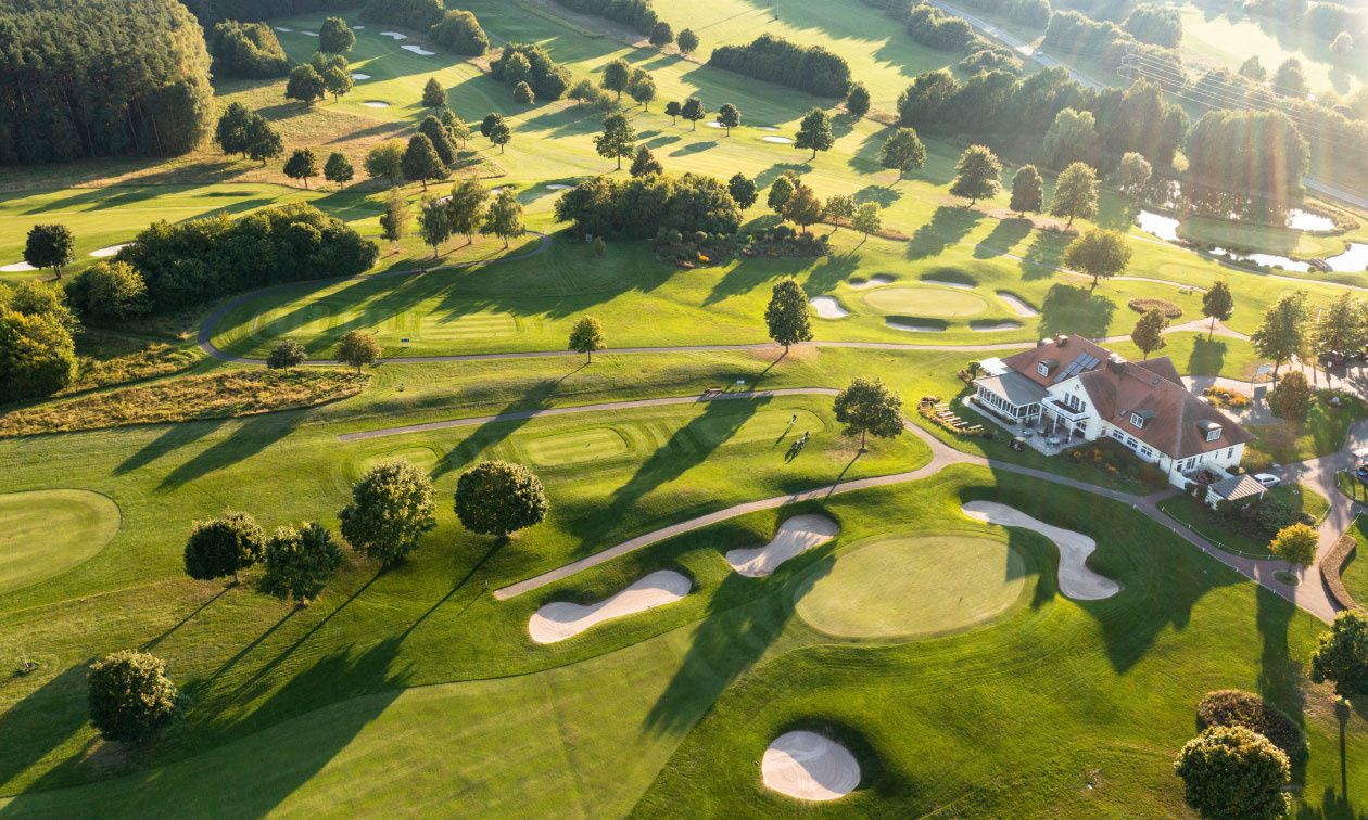 Streuobstwiesen sind beim Golfplatz wegen der Diversität und den Insekten mittlerweile häufig dabei. Da sie in der Natur immer weniger werden und aufgrund der Großflächen in der Landwirtschaft oft verschwunden sind.