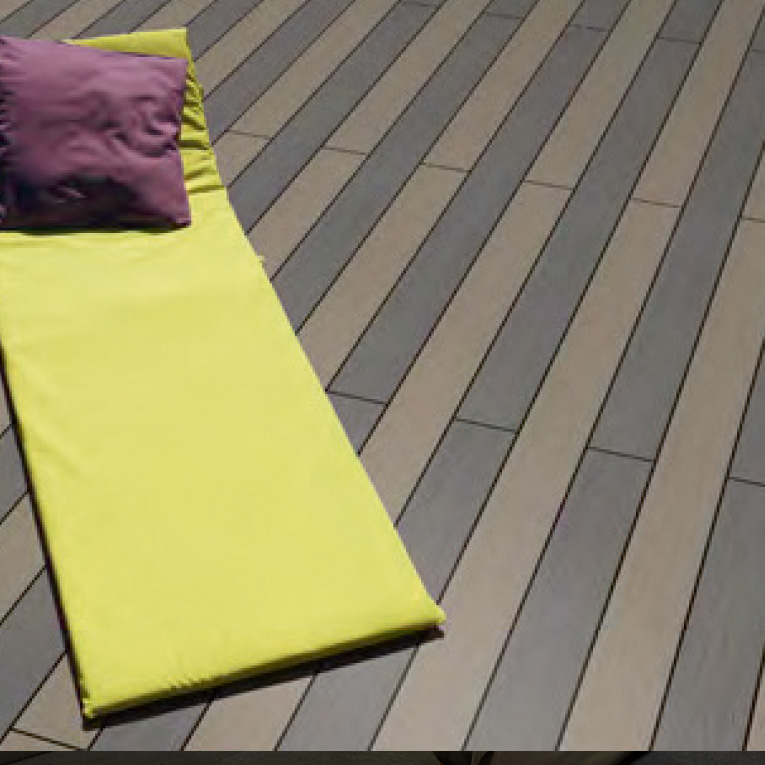Es geht auch anders: Verlegebeispiel für die robusten Terrassendielen.