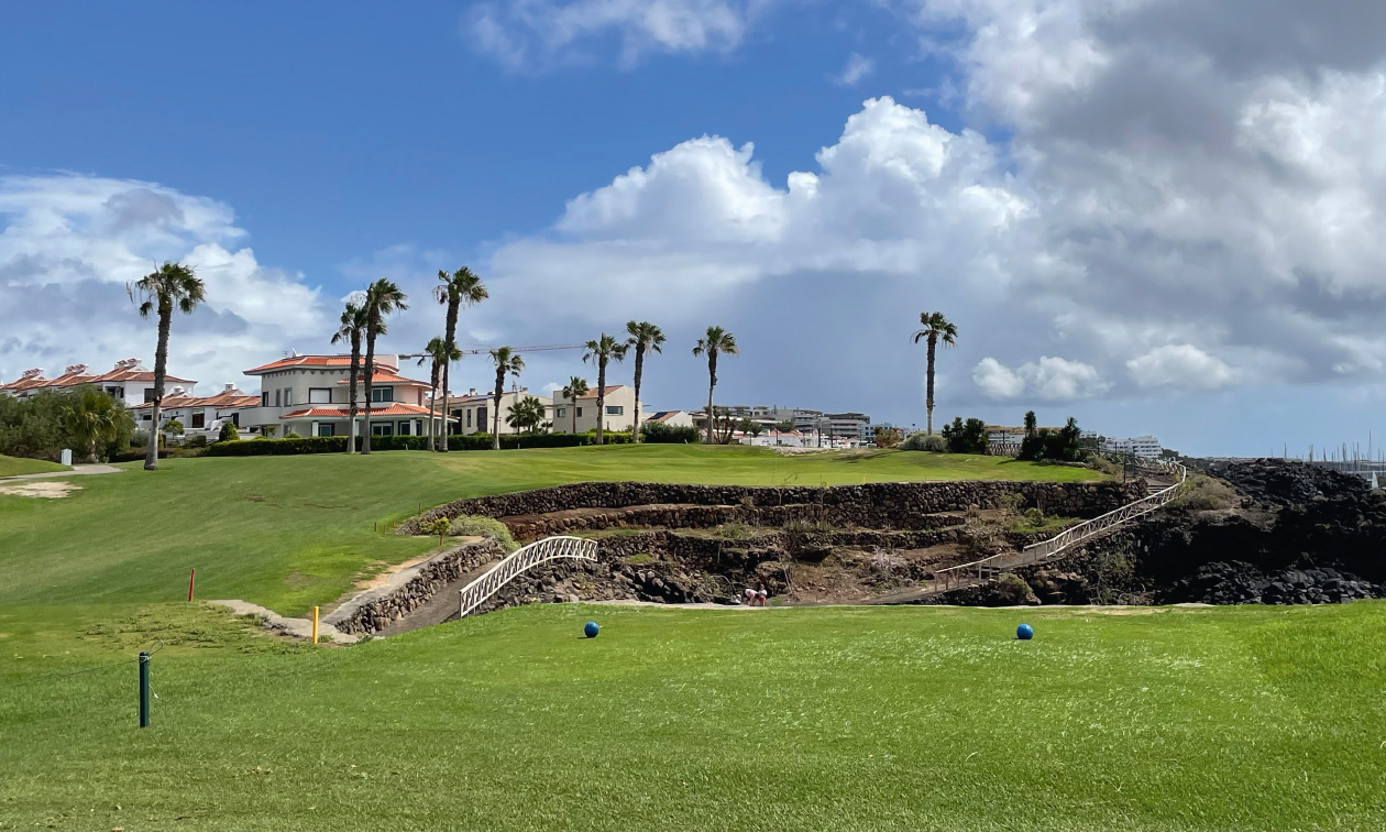 Loch 5 im Amarilla Golf Club gilt als eines der spektakulärsten der Insel – ein Par 3, bei dem der Ball direkt über den Atlantik gespielt werden muss. Zwischen Ozean und Vulkanlandschaft bietet der Platz Golferlebnisse mit Wow-Faktor.