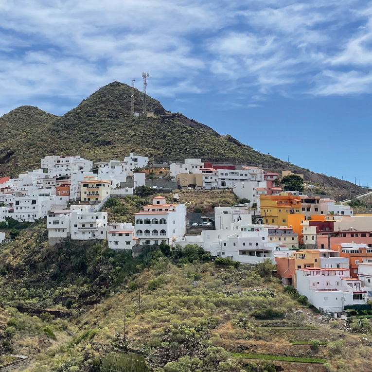 Das Fischerdorf San Andrés thront malerisch am Hang westlich der Playa de Las Teresitas. Mit seinen weiß getünchten Häusern und verwinkelten Gassen versprüht es den ursprünglichen Charme Teneriffas.
