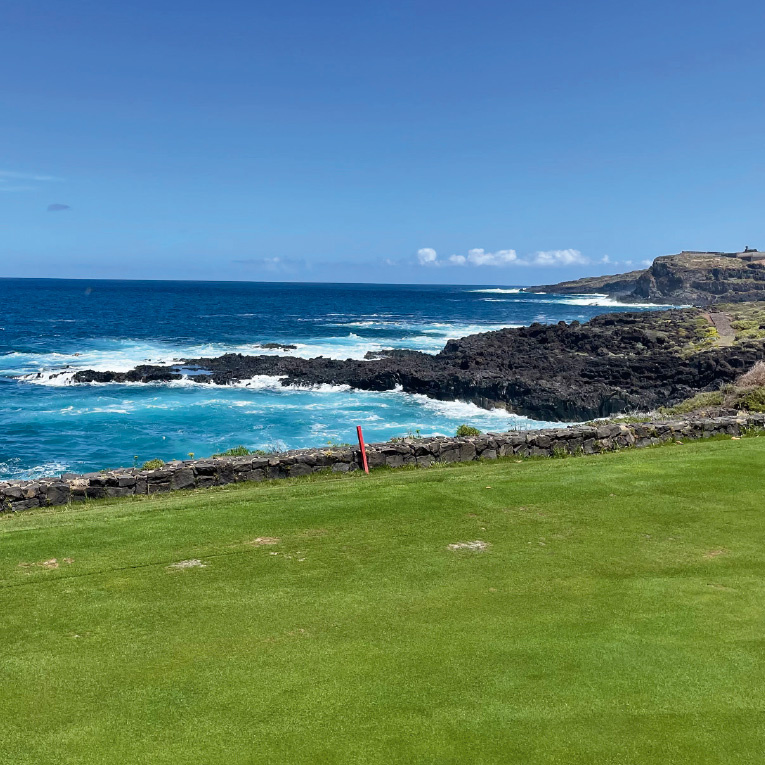 Der von Golflegende Severiano Ballesteros entworfene Buenavista Golf Club bietet spektakuläre Ausblicke, bei denen das Grün scheinbar direkt in den Atlantik übergeht.