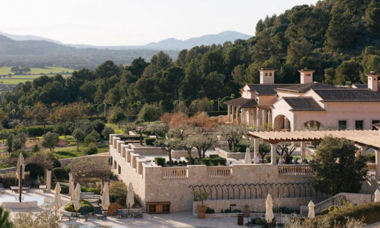 Das 5-Sterne-Resort Cap Vermell Grand Hotel ist im Stil eines mallorquinischen Bergdorfs gestaltet.