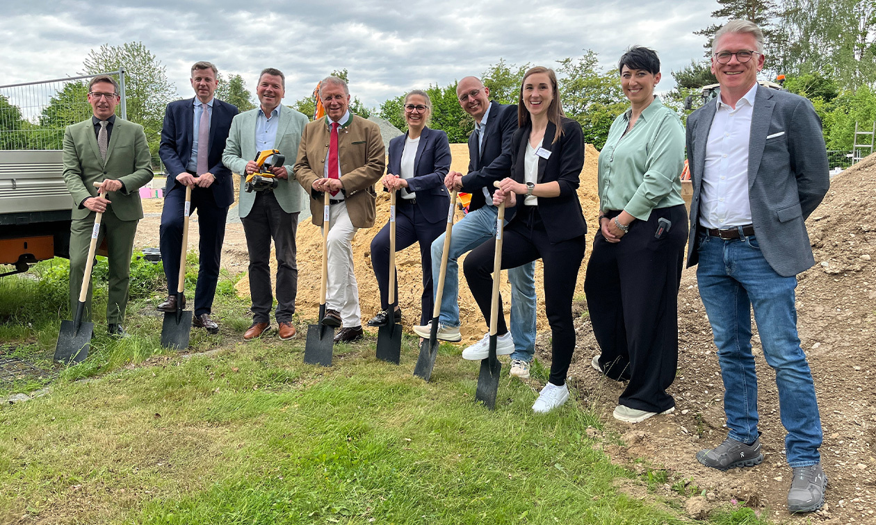 Bezirkstagspräsident Henry Schramm (4.v.li.), Eva Gill, Vorständin der GeBO, der Hofer Landrat Dr. Oliver Bär (2.v.li.) und der Rehauer Bürgermeister Michael Abraham (li.) beim ersten Spatenstich für den Interimsbau in Rehau.