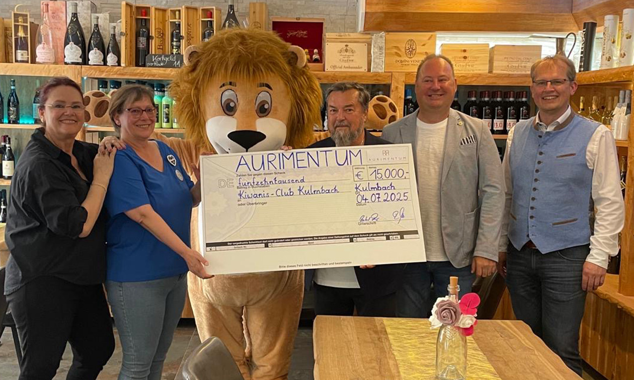 15.000 Euro Spende vom Kulmbacher Goldhandel Aurimentum an den Kiwanis-Club Kulmbach. V.l: Kiwanismitglied Anka Lubiato, künftige Kiwanis-Kulmbach-Präsidentin Sigrid Daum, Maskottchen Leo, Reinhard Fuchs u. Reinhard Scherm von Aurimentum, Ralf Hartnack