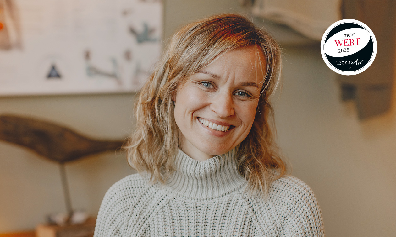 Antje Illich begegnet ihren Patienten und Patientinnen mit Aufmerksamkeit, Ruhe und einem ganzheitlichen Blick auf Körper und Gesundheit. Dabei nimmt sie sich bewusst Zeit, hört genau hin und schafft einen vertrauensvollen Raum, in dem Beschwerden ernst
