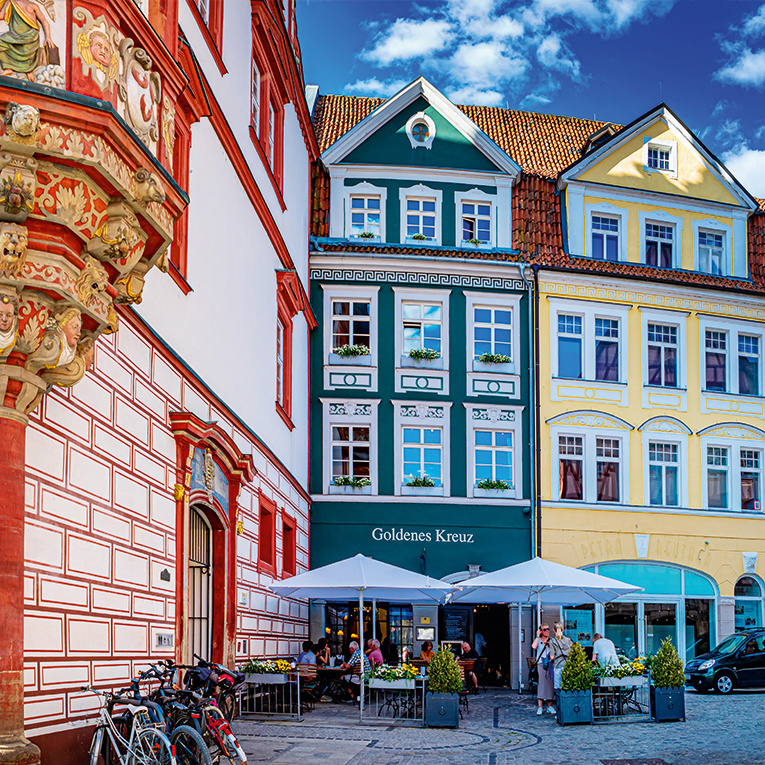 Altstadtflair, Schattenplätze, abwechslungsreiche Küche und kühle Drinks – hier finden Alltag und Auszeit stilvoll zusammen.