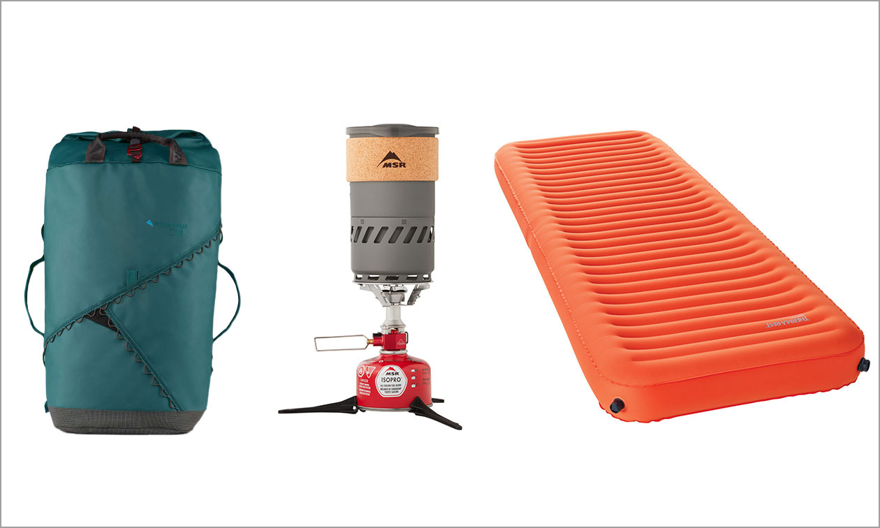 links: Seesack von KLÄTTERMUSEN / mitte: Kocher von MSR / rechts: Isomatte von THERM-A-REST
