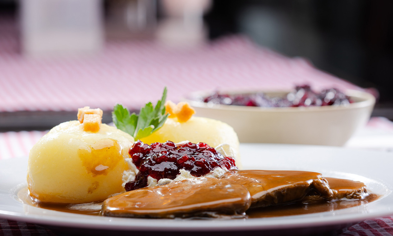 ... servierte dem Volks Rock'n'Roller die Klöße mit zartem Sauerbraten ...