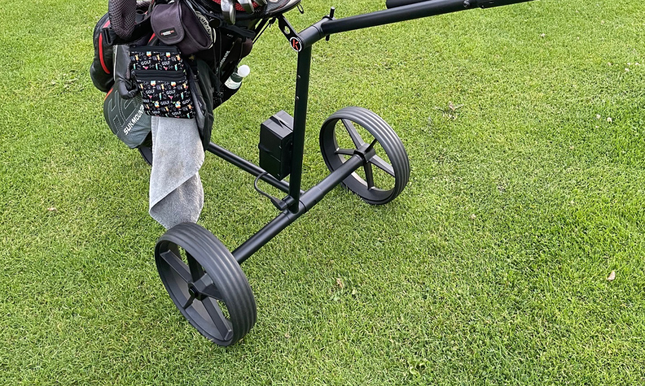 KIFFE K5 eTrolley im Test beim Golfclub Oberfranken in Thurnau. Optischer Leckerbissen ist die klare reduzierte Linienführung, kein Zuviel von irgendwas. Reicht schon, wenn mein Bag behängt ist wie ein Weihnachtsbaum?! Apropos Weihnachtsbaum: Das wär s