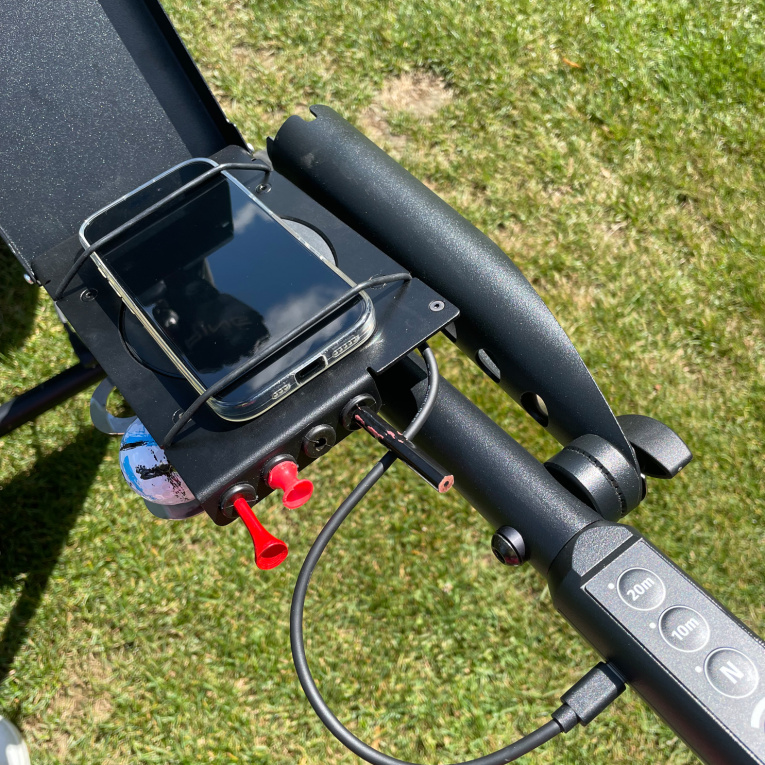 Raffiniert: Scorekartenhalter mit integriertem Ladepad fürs Mobile. Da muss man nicht mehr schauen, ob das Handy noch genügend Saft hat, um die Runde zu überstehen.