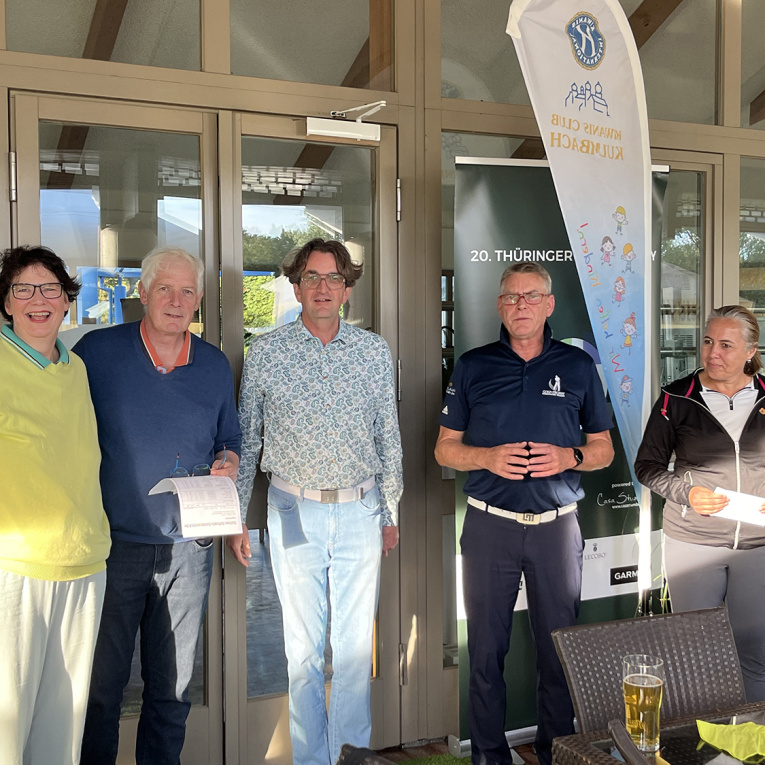 Die Geschwister Elisabeth und Matthias Krüger übernahmen zusammen mit Vorstand Andreas Kohlmeyer und Veranstalter Gerold von Stumberg die Siegerehrung. Corinna Beck erspielte unter anderem ein Birdie, dessen hälftiger Erlös zugunsten des Kiwanisclubs
