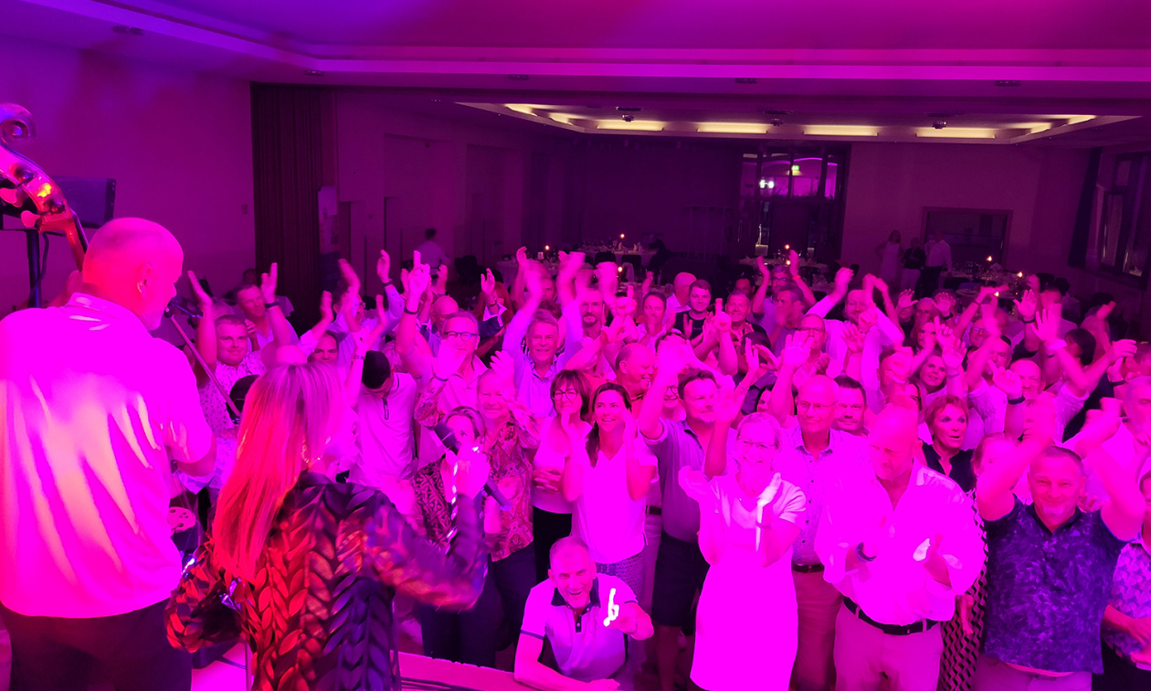 Ein stimmungsvolles Finale mit der Band "Rest of Best", die Barbara und Manfred Lindig, on top auf ihre 20 Jahre ununterbrochenes Sponsoring der Thüringer Trophy setzten.