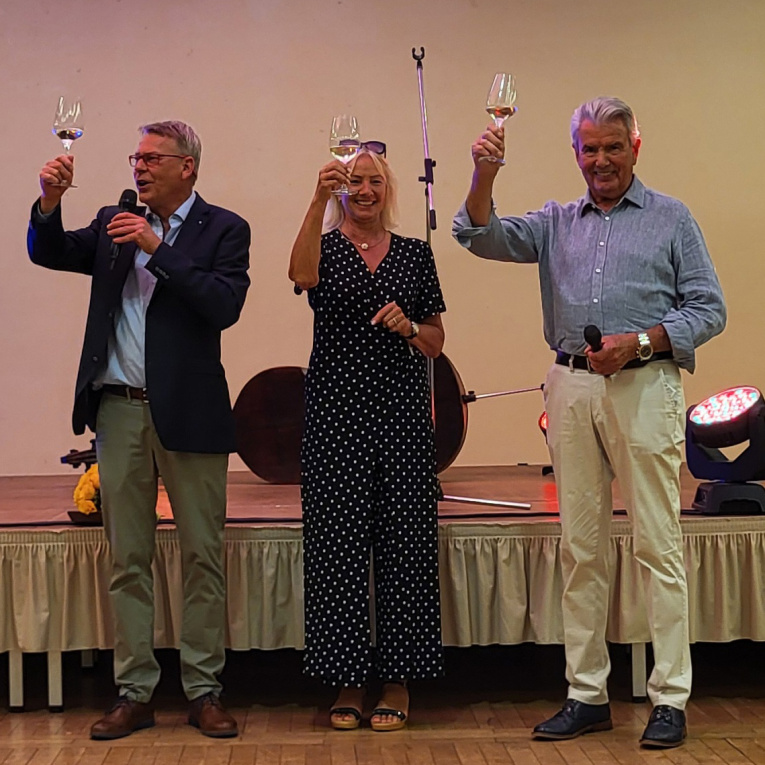 20 Jahre Thüringen Trophy - ein großes Anstoßen beim Finale: Von rechts Manfred und Barabara Lindig, die die Thüringen Trophy 20 Jahre ununterbrochen gesponsert haben, und Veranstalter und Kopf der traditionsreichen Turnierserie Gerold von Stumberg.