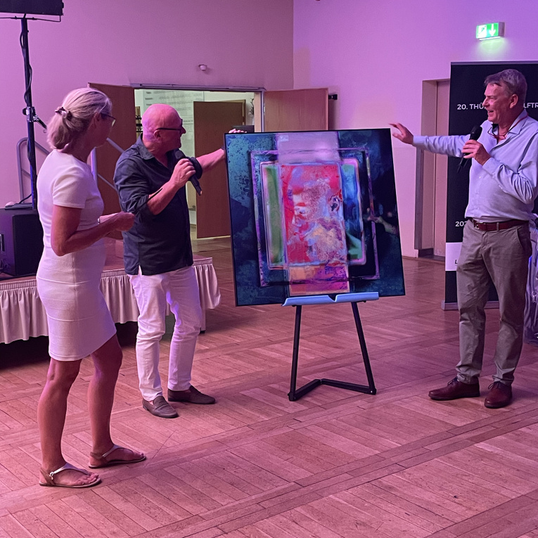 Versteigerung eines Kunstwerks von Jens-Christian Wittig für 3000 Euro zugunsten des Eisenacher Bildungsfonds.