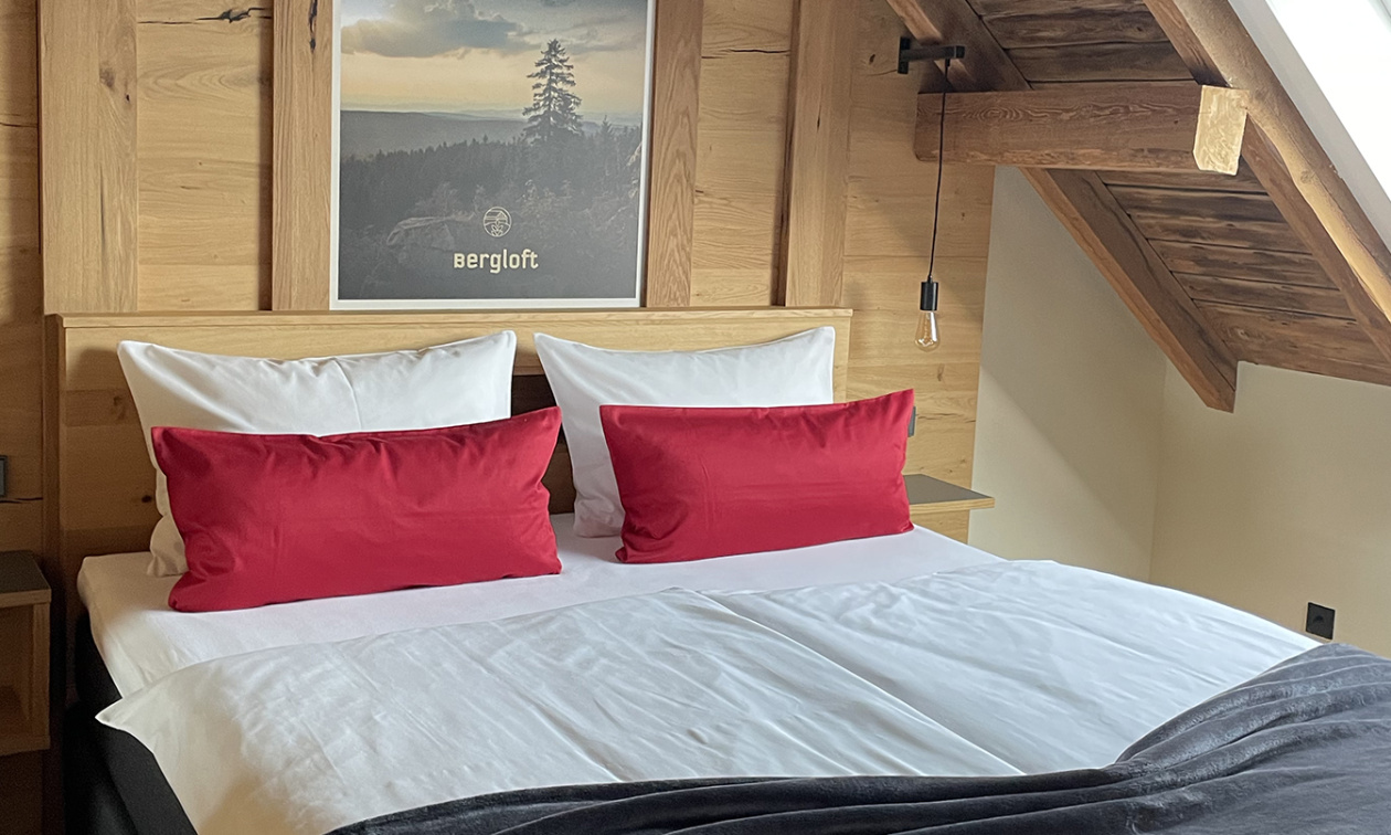 Verliebt in dieses Anwesen. Das Bergloft wartet mit zwei urigen Schlafzimmern auf, zwei Balkons je nach Tageszeit, einer Galerietreppe mit Holz und Glas und einem schicken Badezimmer, wo man eigentlich gar nicht mehr raus möchte.