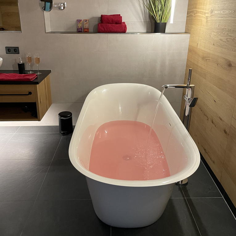 Geräumiges modernes Badezimmer mit bodenebener Regendusche und freistehender Wanne – was für ein Genuss!