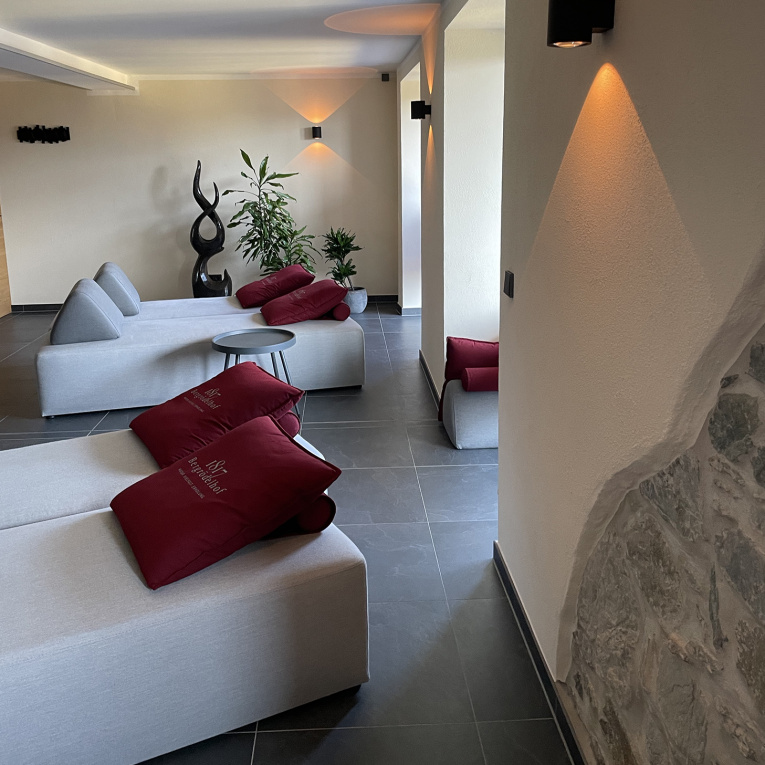 Im großzügigen Wellness-Bereich lässt es sich gut aushalten. Mit Sauna, Kneippbecken, Infrarotkabine, Ruheliegen innen und außen. Ganz individuell nutzbar.