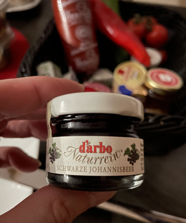 Willkommensgruß des Hauses mit heimischen Leckereien, steht im Sommer im Kühlschrank zusammen mit Eiern und Frischmilch, dazu ein Obstkorb auf dem Tisch und eine kleine Flasche Wein lädt zum abendlichen Schoppen ein.